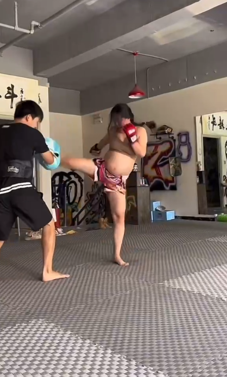 90后孕妇每日坚持打拳 网友：孩子会不会出生就有腹肌
