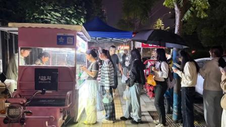 小伙辞去月薪8千工作摆摊日入破千！摆摊卖麻糍向鸡排哥一样