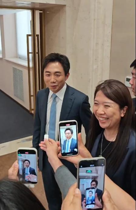 王宁答“星星人和LABUBU落水救谁”