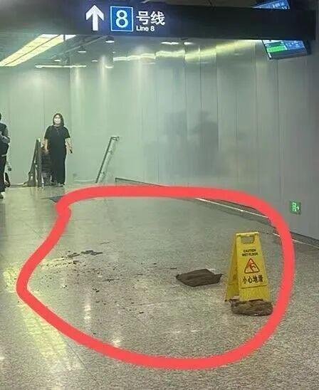 上海地铁换乘通道发生异物掉落