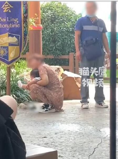 网曝上海迪士尼乐园内家长抱孩子在路边大便 2名工作人员清理
