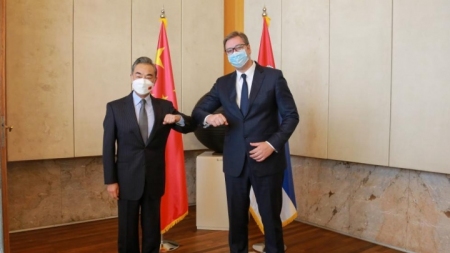 Wang Yi trifft serbischen Staatspräsidenten