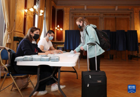 Frankreich: Stichwahl um Präsidentschaft begonnen