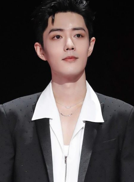 肖战结束时装周之行 机场也好像在走秀  