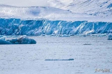 北极冰川出现巨大冰窟窿，面积当于70%的韩国