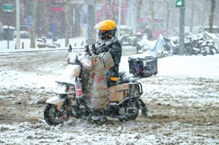 山東暴雪大到模糊 多地交通受阻學校停課