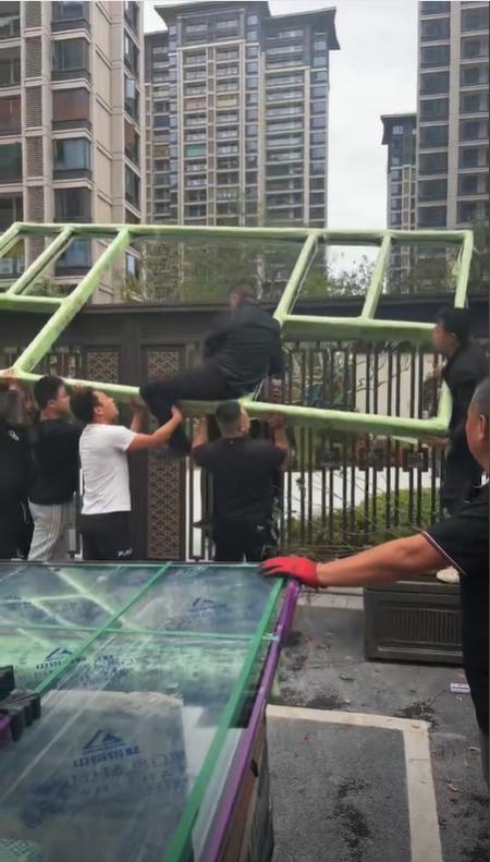 业主自己制作的窗户不允许进入小区。网友们热