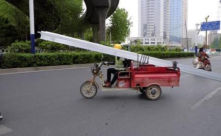台风天逆行成中国三蹦子最硬核广告 30台三蹦子齐上阵封堵溃口
