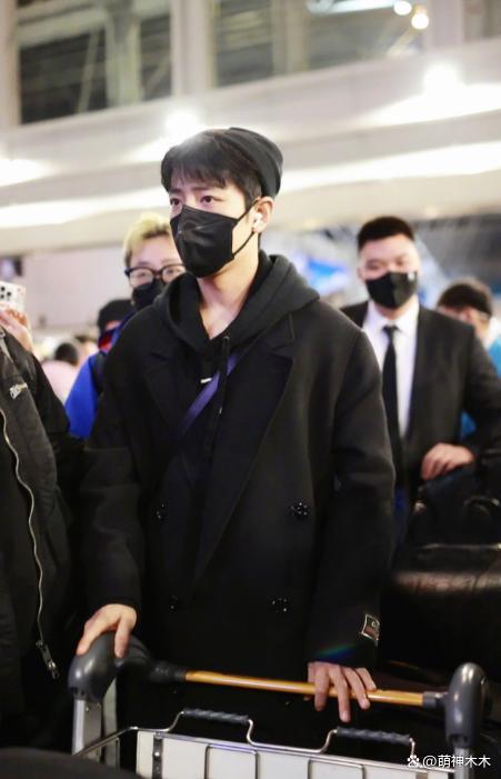 肖战指挥代拍人群疏散温柔且有力量 被偷拍护照应激反应让人心疼