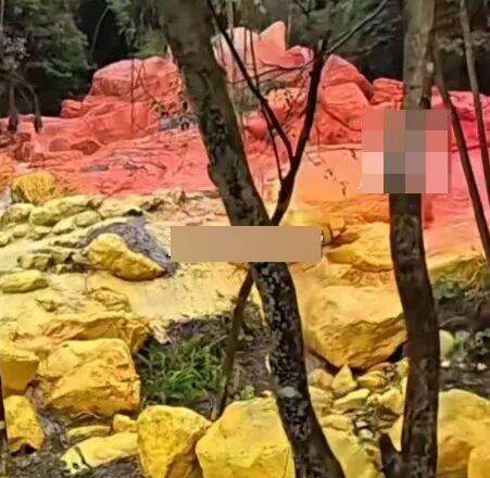 景区回应岩石被染成五彩色：环保涂料 景观美化引争议
