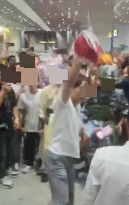 警方回应男子扮辱华动漫角色被围攻 涉事者已被带走调查