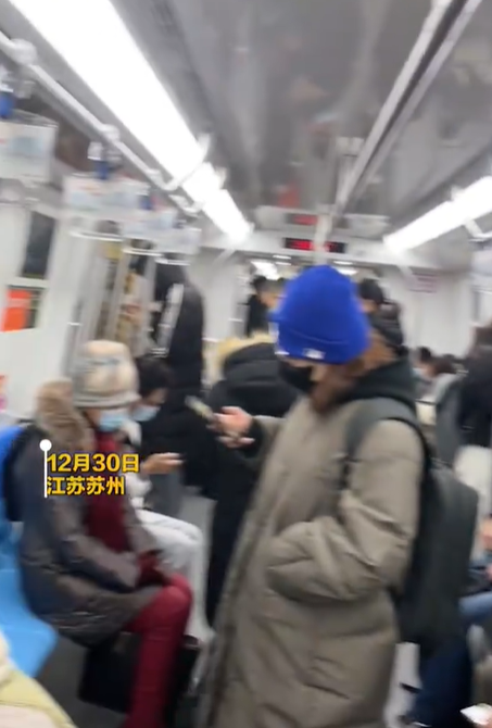 女生阳后发现戴帽子的人变多了 网友：全国人民都在坐月子