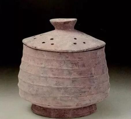 良渚文化·竹节纹灰陶熏炉（距今4000多年）。来源/网络