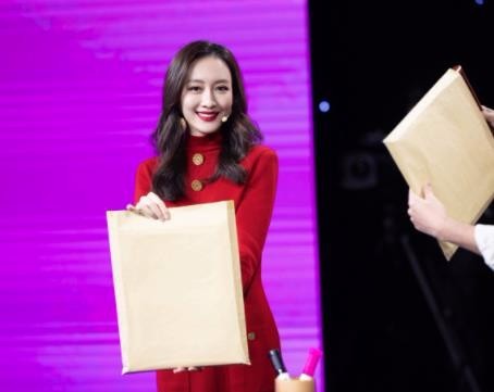 王鸥穿红裙配长靴 电眼撩人风情满满