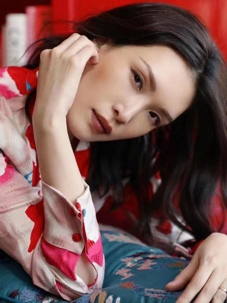 《春日迟迟再出发》顺利收官 “脑性美姐姐”佟晨洁接力挑战《开播！情景喜剧》