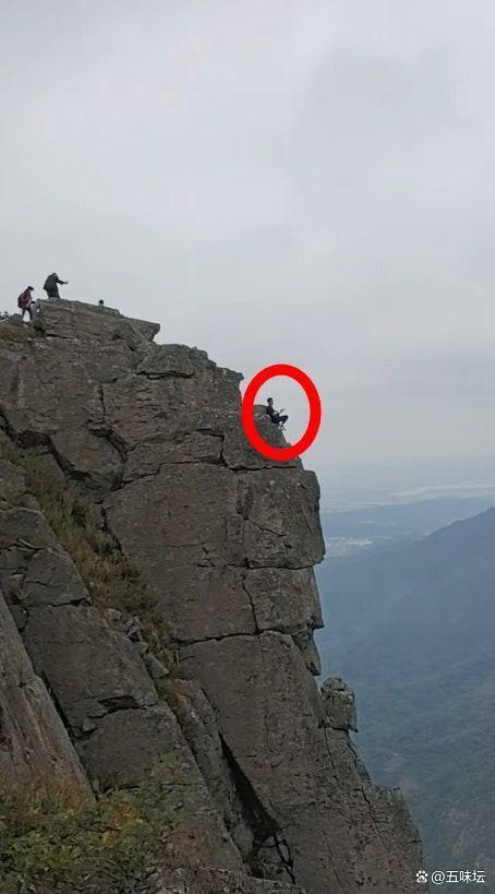 景区回应男子悬崖边盘腿打坐 安全警示已到位