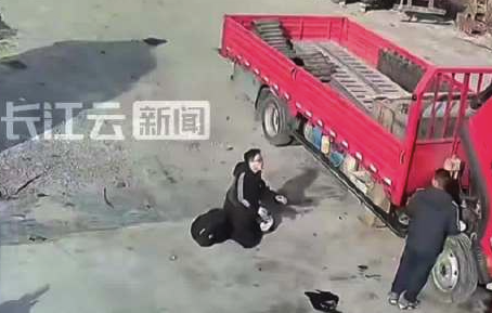 男孩丢手机迷路跪求帮助店主驱车送回 店主：为人父母都会帮的