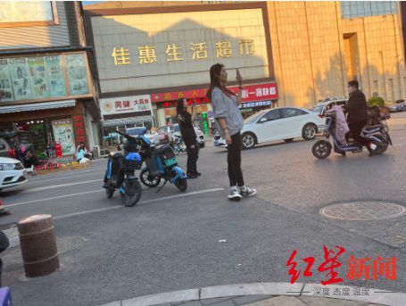 全网蹲守的淄博绿豆糕大爷找到了：一天能赚300元