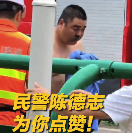 民警不讓大伙進(jìn)隧道自己沖去救人 將所有滯留人員和車輛帶離后臉已被熏黑
