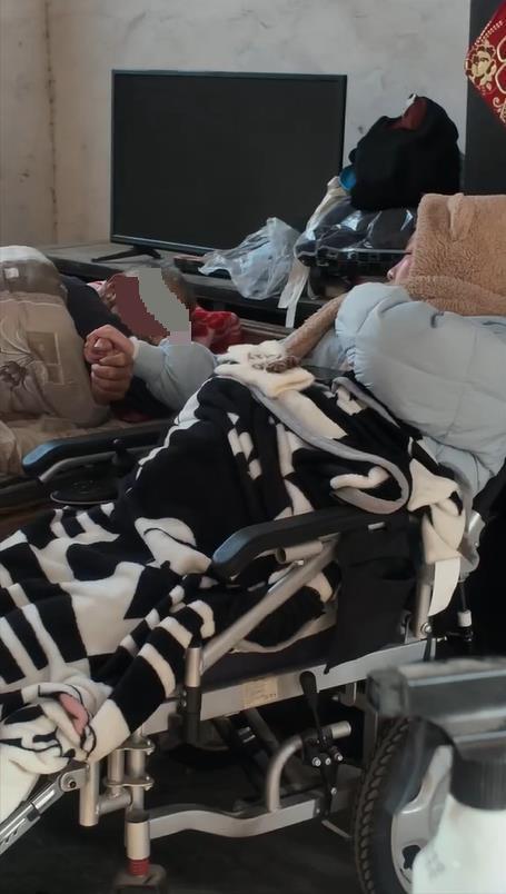 当地回应患癌父亲把瘫痪养女送养老院 父爱如山感动网友