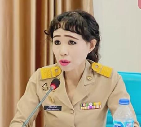 泰国一女公务员会议照走红，精致妆容引发争议，本人回应：化妆有错吗？