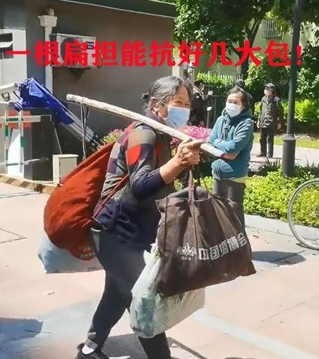 上海居民限时购物:扁担推车全用上