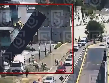 墨西哥巨型广告牌倒塌砸中汽车 女司机当场身亡