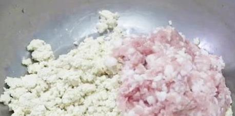 家常豆腐丸子3步做，香嫩多汁秒杀饭店，你家也能吃到这味