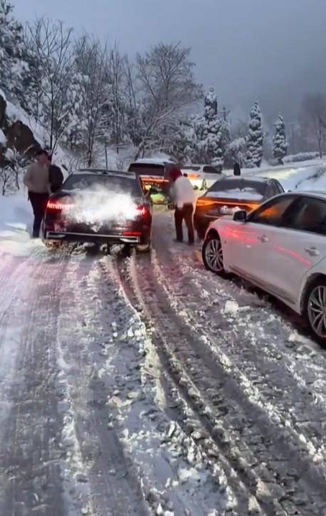 春運(yùn)高峰局地下暴雪 有人被堵高速 多地交通受阻