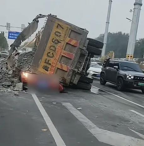 渣土车侧翻事故遭难者家属发声 质疑超载改装问题