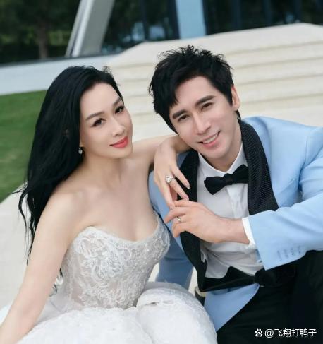 张伦硕和小女儿考拉现身上海时装周 红毯秀引发关注