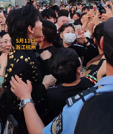 為打卡有自己形象的大屏 向佐空降杭州引發(fā)圍觀被民警勸離