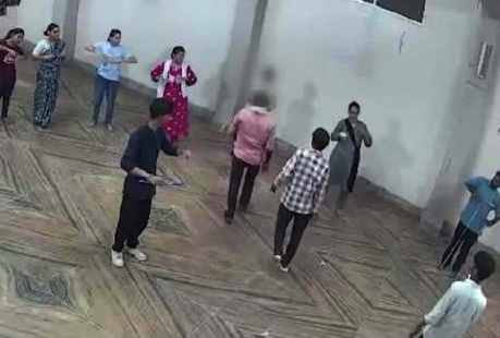 印女子难忍家暴与他人同居遭家人持枪拖走