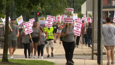 开学第一天，美俄亥俄州教师举行近50年来最大罢工