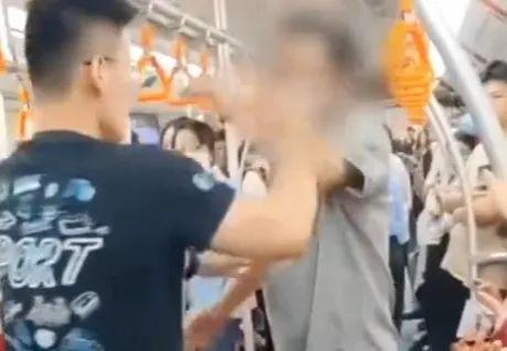 58岁男子欲占座掐脖子威胁他人！遭到拒绝后仍然不依不饶 多位乘客联手制暴！