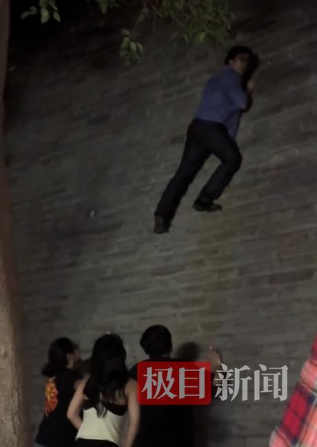 男子爬西安城墻像“巖羊” 景區(qū)回應(yīng) 將核查此事
