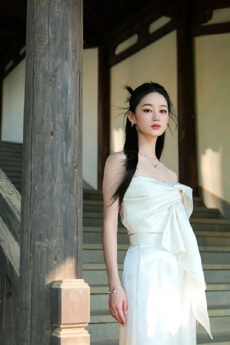 郭晓婷早春晴朗出场镜头 红裙奔跑成高光