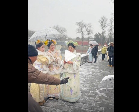 北京初雪故宫一步三个格格