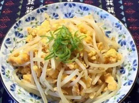 五块钱炒一盘豆芽蛋，香嫩又养人，身体好到爆？