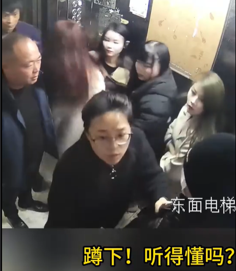 浙江95后女警员眼神杀吓懵2嫌疑人 网友：太帅气了