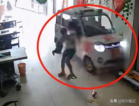 小車沖進屋10歲姐姐神速救起妹妹 驚險瞬間化險為夷