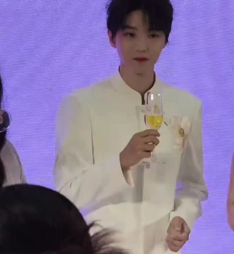 王俊凯又是假装喝香槟 王俊凯：给大家表演一个隔空喝香槟