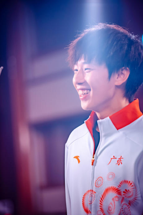 林高远粤语献唱粤BA粤超主题曲 跨界联动展风采