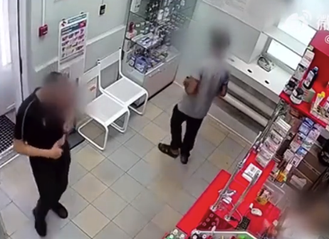 俄女店员遭持枪抢劫淡定应对：有本事你开枪
