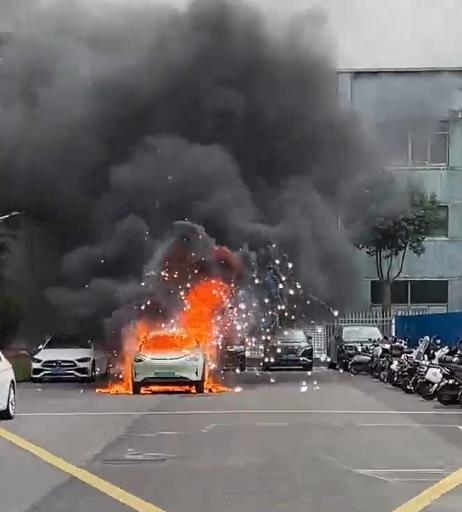 疑似一輛吉利星愿起火 現(xiàn)場燃爆似煙花