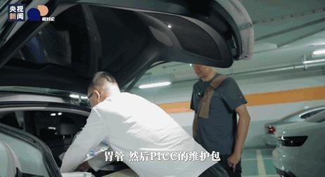 90后小伙走进5000个老人的房间 上门护理传递温暖