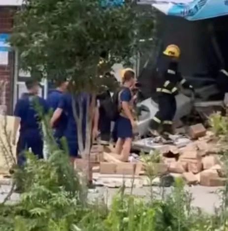 河南一冰淇淋店发生爆炸：物品散乱一地 冰箱倒在店外