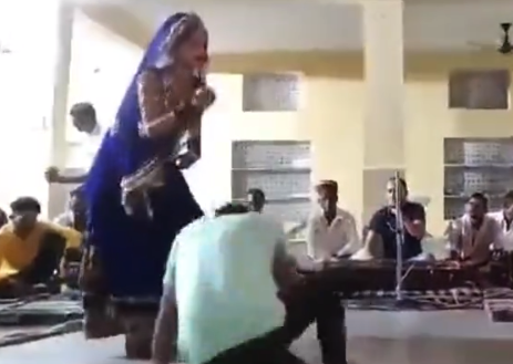 印度男子跳舞时心脏病发倒地 舞伴呆立一旁不知所措