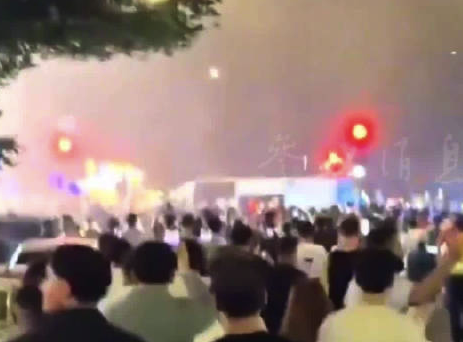 摩洛哥球迷在英国街头引发骚乱与警方对峙