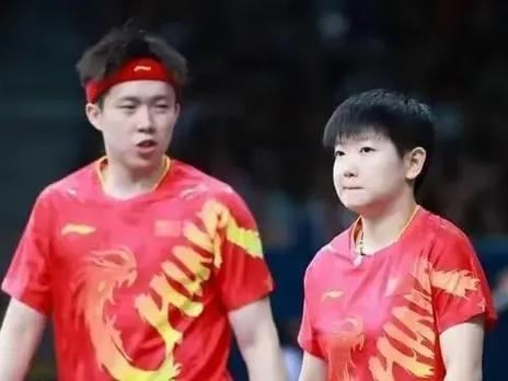 赛场显眼包!王楚钦为队友点赞不忘吃零食 轻松状态引热议